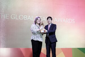 Sen. Lilian Samaniego accepts the Good Governance Award at the 2013 Global Peace Awards.