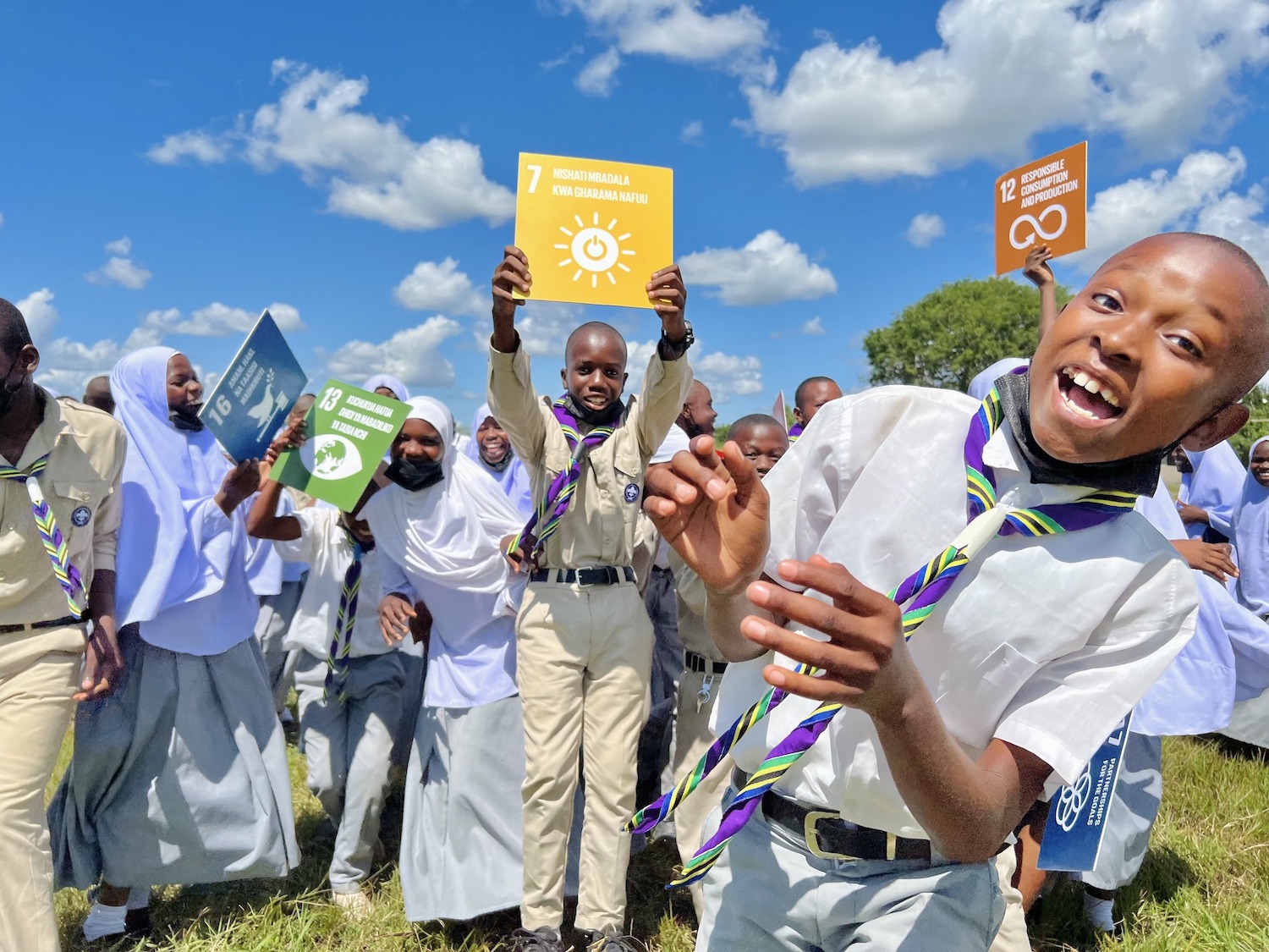 The Tanzania Scouts Association is one of several partners on the ground that make the #VijanaNaAmani255 project happen. (Photo credit: UNDP Tanzania)