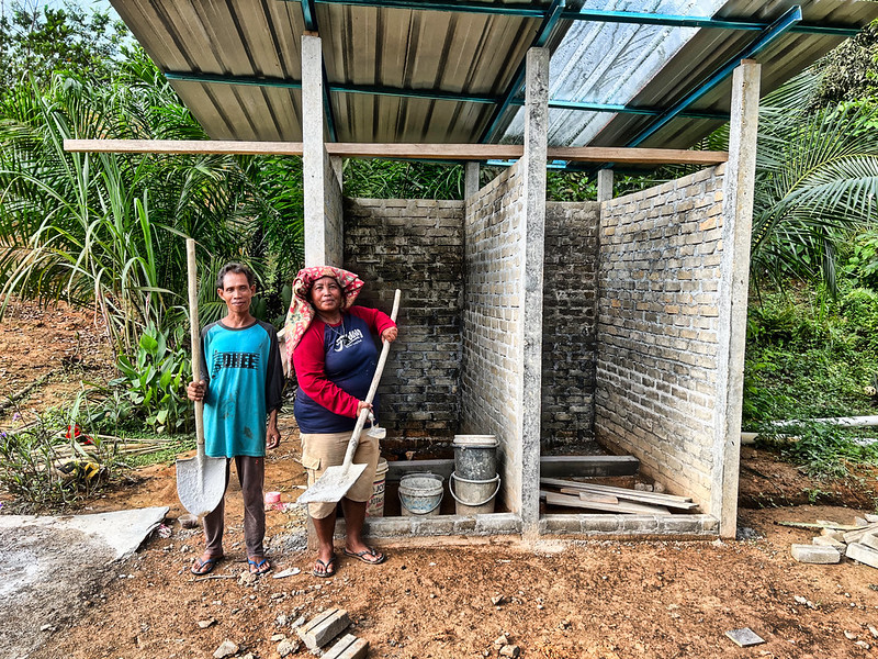 Pak Jamidah and his wife in the process of building their washroom
