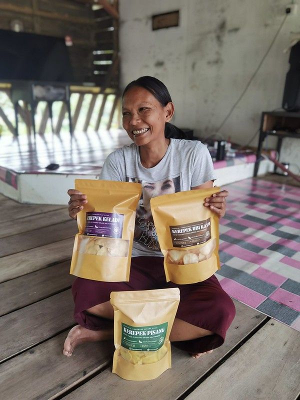 All smiles from Amai farmers from Kg. Guntung Minum as they showcase their homemade chips