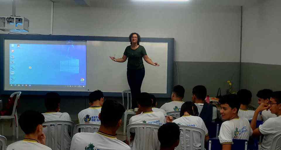 A woman is giving a presentation to a group of students as part of the Conversations that Connect: Brazil Program.