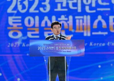A man speaking at a podium in front of a korean flag.