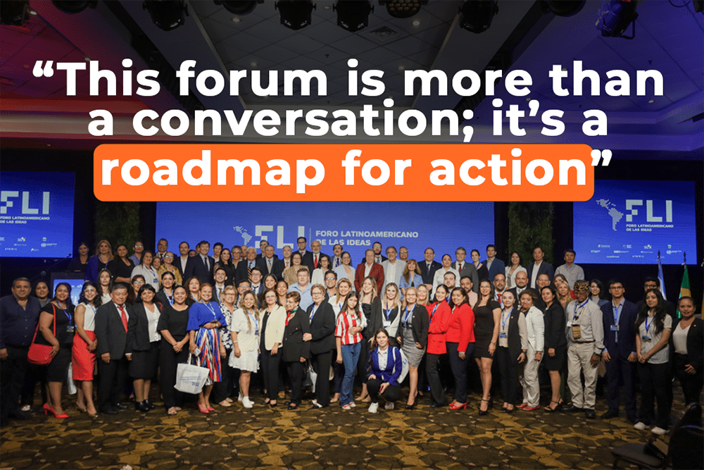 A group of people poses at the Foro Latinoamericano de las Ideas, with a large screen displaying the event name and the statement